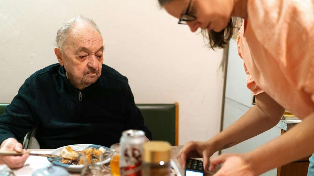 تفاوت پرستار در منزل با اقامت در خانه سالمندان