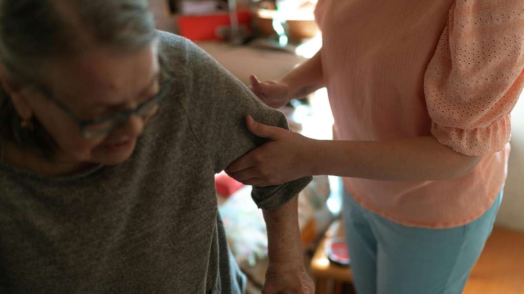 خدمات تخصصی فیزیوتراپی و کاردرمانی در خانه سالمندان مارال