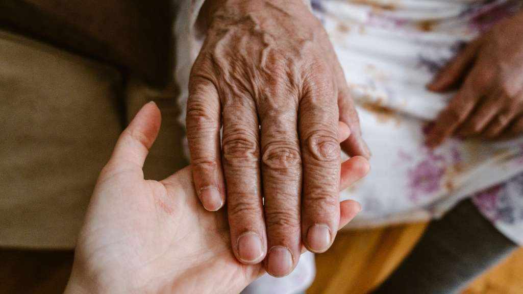 چگونه استقلال سالمندان را در محیط خانه سالمندان حفظ کنیم؟